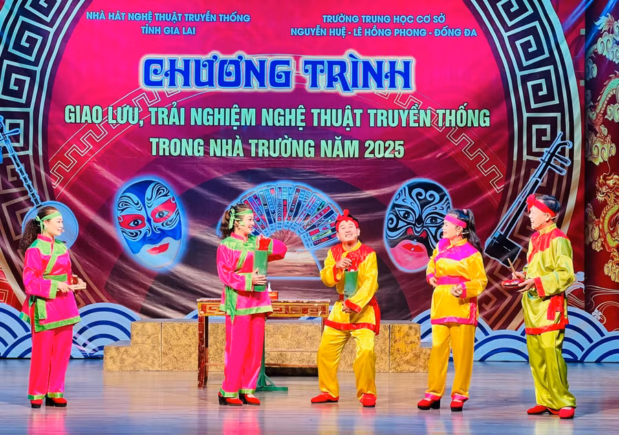 phan-hat-bai-choi-dan-gian-do-cac-nghe-si-bieu-dien-mang-den-niem-vui-cho-hoc-sinh.jpg