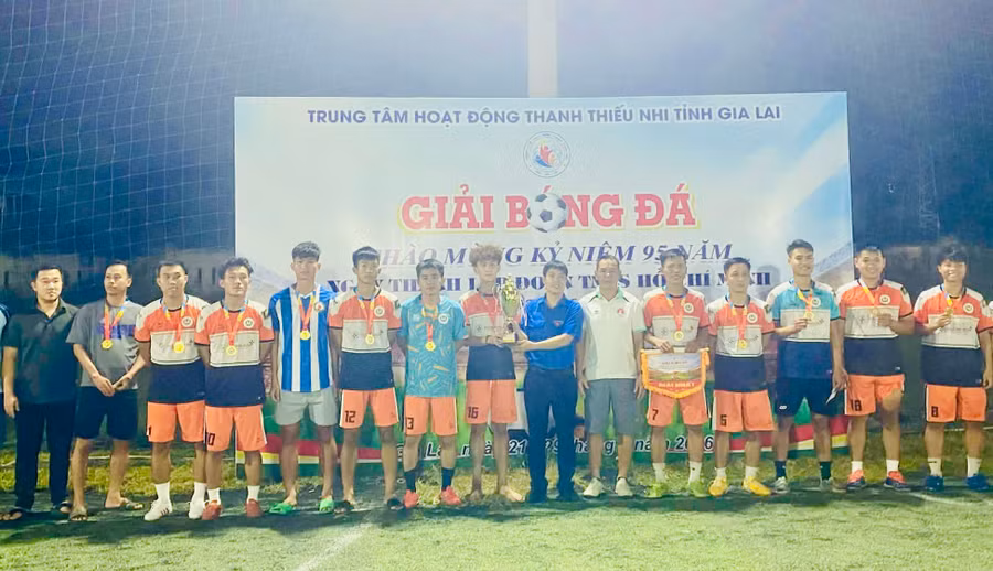 ban-to-chuc-trao-giai-nhat-cho-doi-bong.jpg