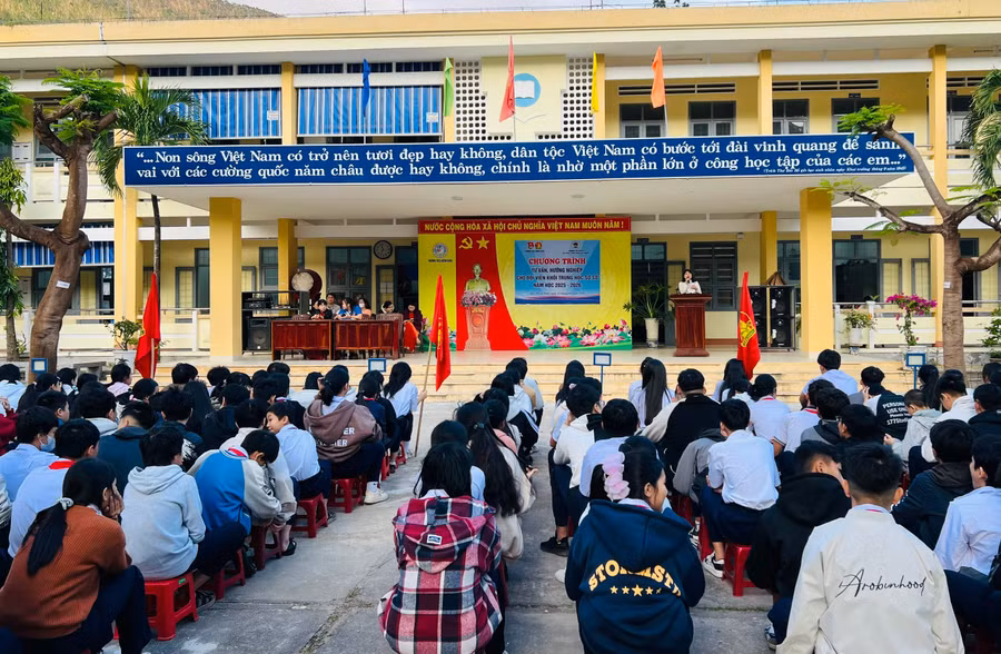 quang-canh-chuong-trinh-tu-van-huong-nghiep-cho-doi-vien-khoi-thcs.jpg