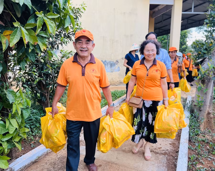 bi-benh-ung-thu-da-day-ong-huynh-van-chi-bia-trai-van-tham-gia-day-du-cac-hoat-dong-y-nghia-cua-hoi-tinh-thuong-pleiku-anh-pl.jpg