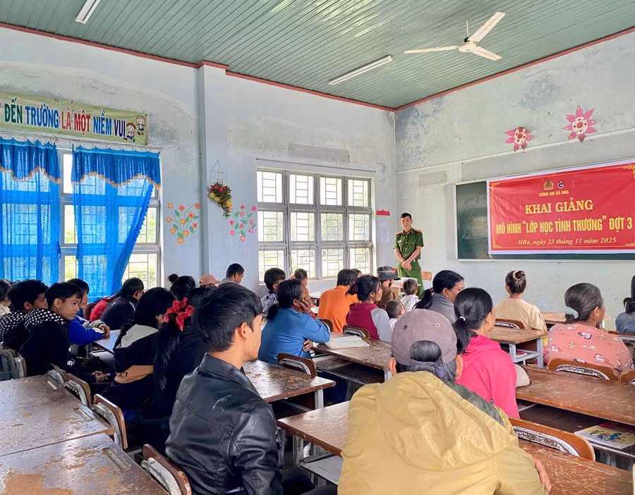 lop-hoc-tinh-thuong-do-cong-an-xa-hra-to-chuc-nham-giup-nguoi-dan-bahnar-biet-doc-biet-viet-anh-tuan-thanh.jpg
