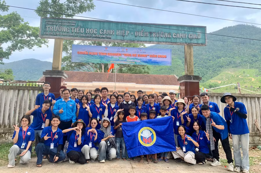 cac-thanh-vien-clb-tinh-nguyen-nhung-nguoi-ban-tham-gia-chien-dich-mua-he-xanh-tai-lang-canh-giao.jpg