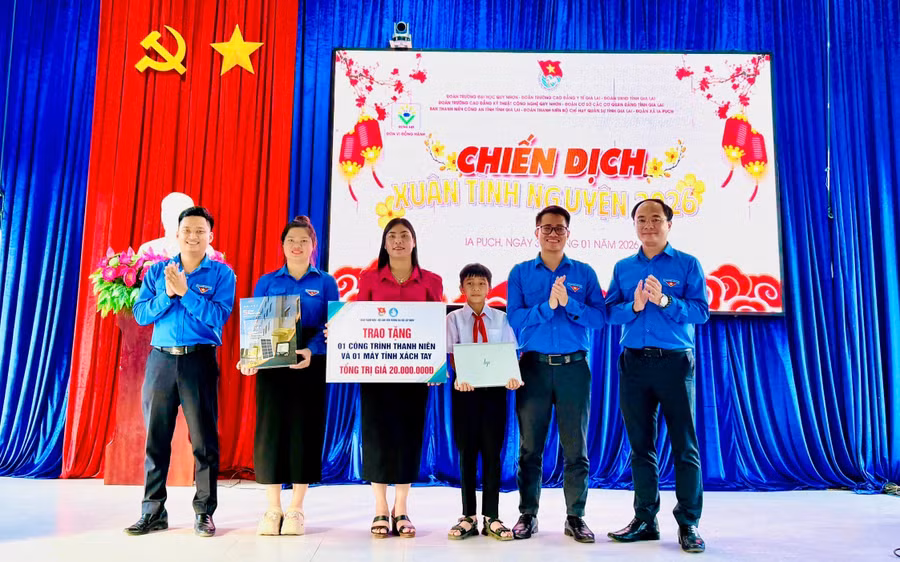 lanh-dao-tinh-doan-doan-truong-dai-hoc-quy-nhon-trao-bang-tuong-trung-cong-trinh-cung-may-tinh-cho-dia-phuong-hoc-sinh.jpg