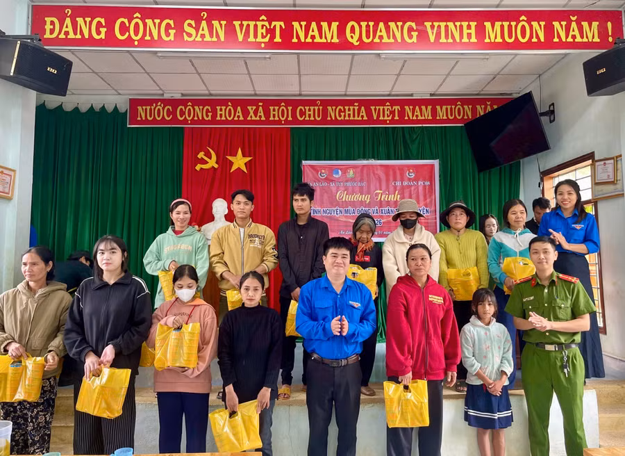 cac-don-vi-tang-qua-cho-nguoi-dan-xa-an-lao.jpg