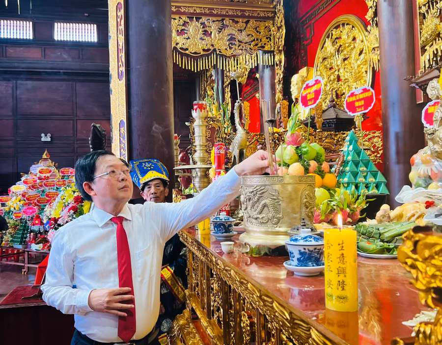 bi-thu-tinh-uy-gia-lai-ho-quoc-dung-dang-huong-tai-den-tho-tay-son-tam-kiet.jpg