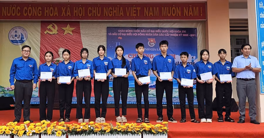 tinh-doan-gia-lai-tang-qua-cho-cac-em-hoc-sinh.jpg