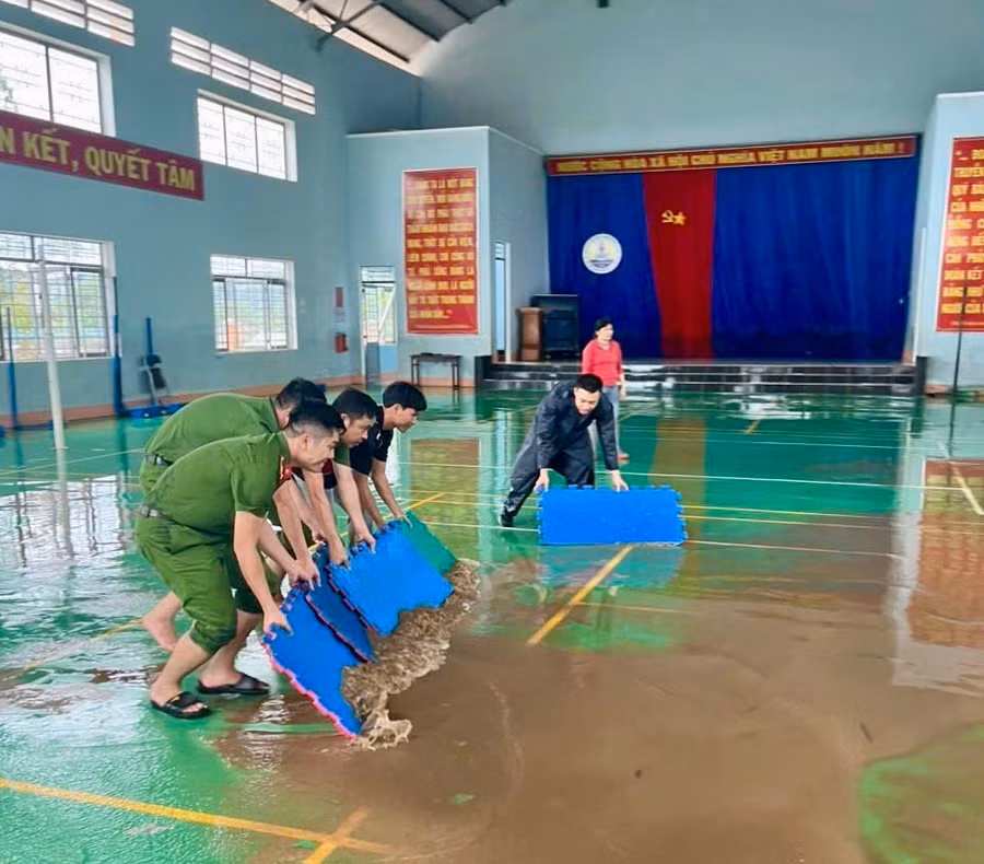 luc-luong-thanh-nien-cong-an-tinh-don-dep-ve-sinh-cac-truong-hoc-tru-so-co-quan.jpg