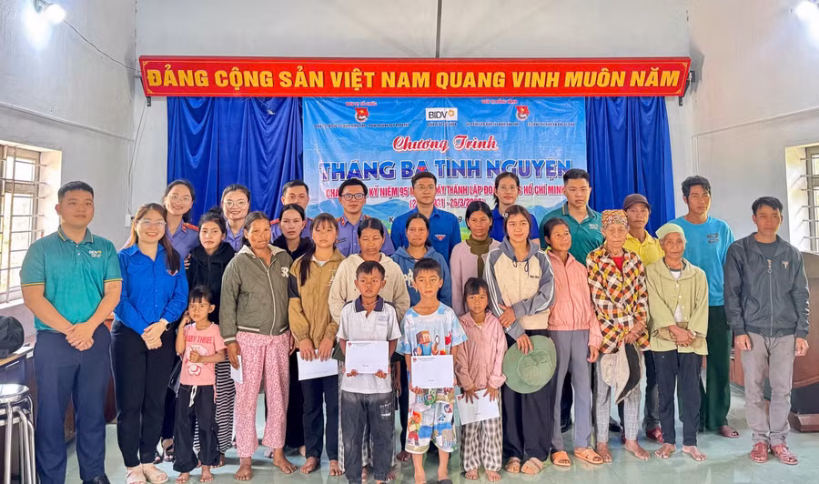 cac-don-vi-tang-qua-cho-thieu-nhi-xa-krong.jpg