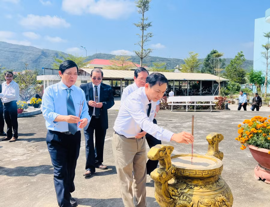 cac-dai-bieu-dang-huong-tuong-niem-dai-danh-y-hai-thuong-lan-ong-le-huu-trac.jpg