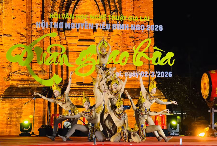 tiet-muc-mua-vu-khuc-dem-trang-tai-chuong-trinh-nghe-thuat-an-mn.jpg