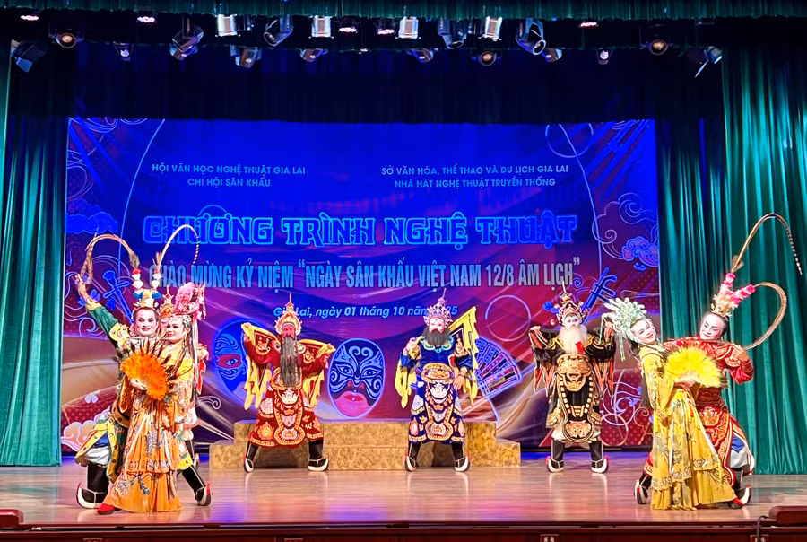cac-dien-vien-nghe-nhan-dan-dung-bieu-dien-tiet-muc-mua-trinh-tuong.jpg