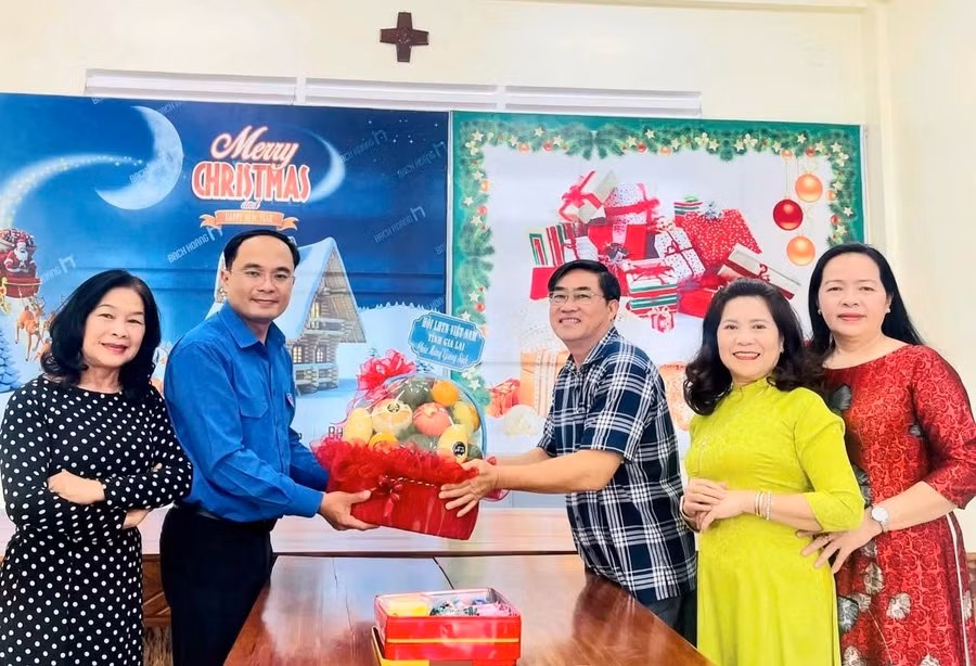 anh-do-duc-thanh-thu-2-tu-trai-sang-tang-qua-chuc-mung-cau-pho-vo-cuong-nhan-dip-giang-sinhjpg.jpg
