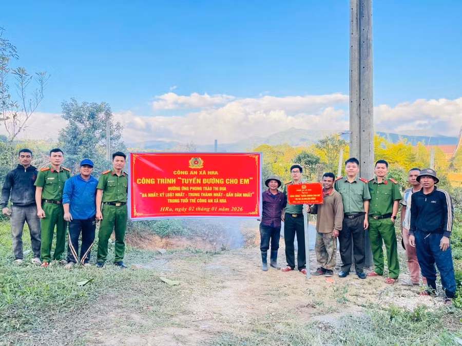 cong-an-xa-hra-ban-giao-cong-trinh-cho-cac-lang.jpg