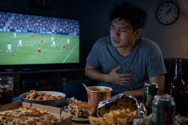 Ăn đêm mùa World Cup hại sức khỏe thế nào?