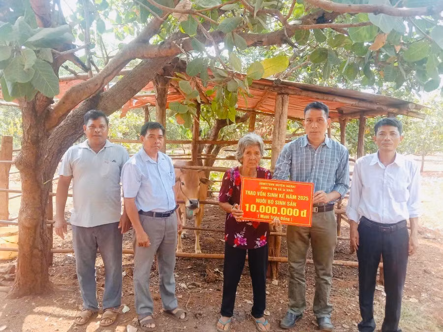 uy-ban-mttq-viet-nam-huyen-ia-grai-trao-bang-tuong-trung-tang-bo-cho-gia-dinh-ba-ro-lan-hyan-lang-kam-xa-ia-krai-huyen-ia-grai-anh-phan-thuong.jpg