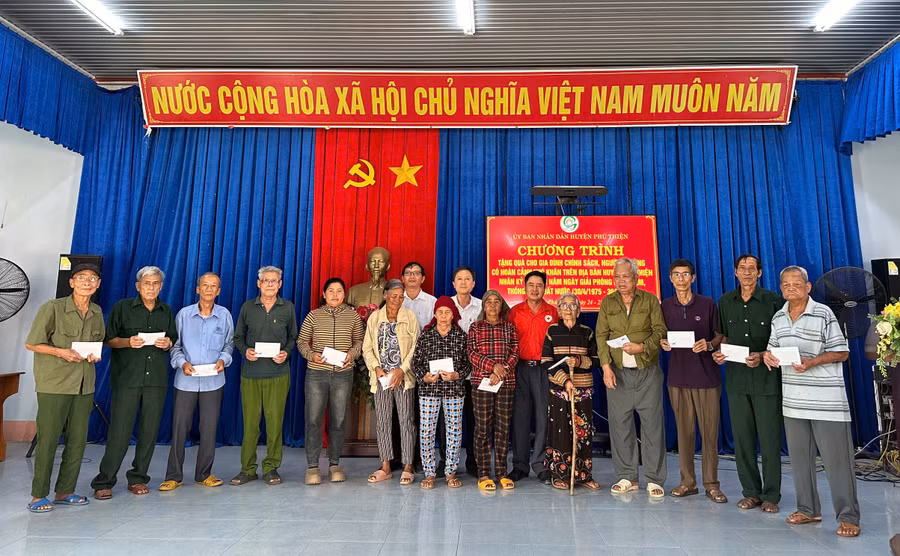 doan-cong-tac-tang-qua-cho-cac-thuong-benh-binh-than-nhan-liet-si-nguoi-co-cong-voi-cach-mang-va-ho-gia-dinh-chinh-sach-kho-khan.jpg