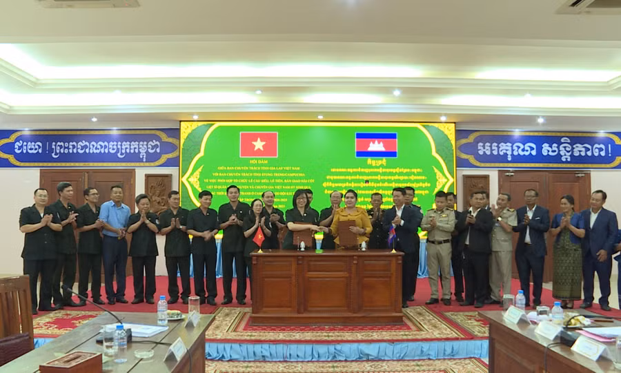 ky-ket-noi-dung-phoi-hop-to-chuc-le-cau-sieu-le-tien-ban-giao-9-hai-cot-liet-sy-quan-tinh-nguyen-va-chuyen-gia-viet-nam-hy-sinh-qua-cac-thoi-ky-chien-tranh-o-nuoc-ban-campuchia.jpg
