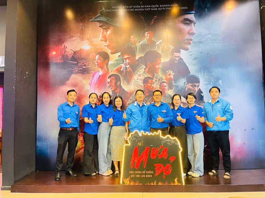 doan-vien-thanh-nien-xem-phim-mua-do.jpg