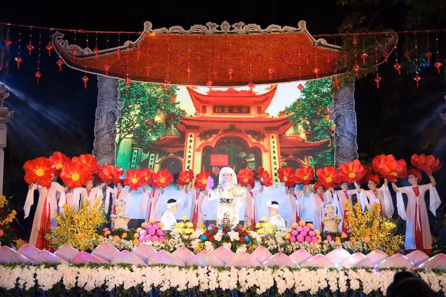 ngh-nhan-u-tu-hoang-gia-nht-biu-din-2-gia-ng-gia-chua-ng-phng-va-gia-chua-ba-ca-phe-ti-inh-hang-kenh-dp-thang-52025.jpg