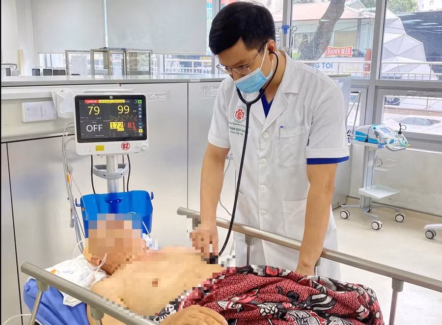 bac-si-khoa-cap-cuu-tham-kham-cho-benh-nhan-uong-an-cung-nguu-hoang-hoan-chua-dot-quy.jpg