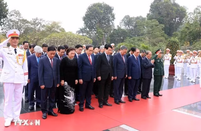 Đoàn đại biểu Lãnh đạo, nguyên Lãnh đạo Đảng, Nhà nước tưởng niệm các Anh hùng liệt sĩ. Ảnh: TTXVN