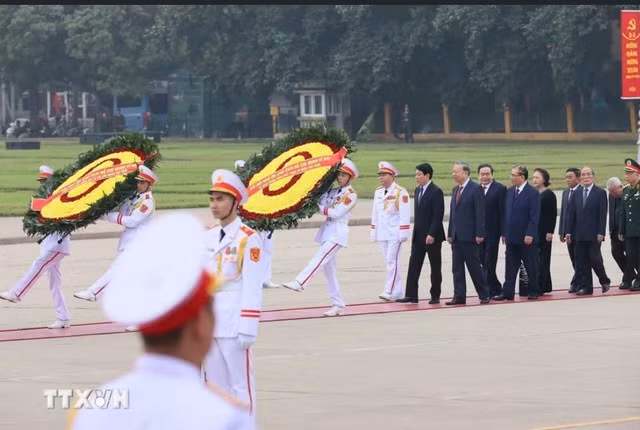 Lãnh đạo Đảng, Nhà nước vào Lăng viếng Chủ tịch Hồ Chí Minh nhân dịp tết Nguyên đán Ất Tỵ 2025. Ảnh: TTXVN