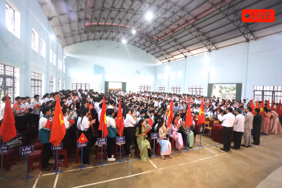 hon-800-hoc-sinh-truong-thpt-vo-nguyen-giap-xa-ia-le-no-nuc-du-khai-giang-nam-hoc-moi-anh-van-ngoc-8310.jpg