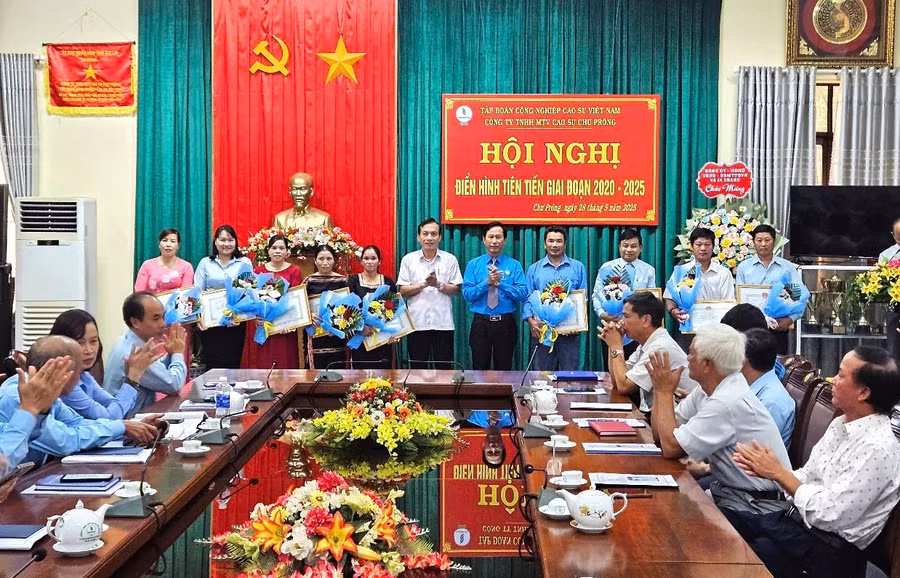 lanh-dao-cong-ty-trao-bang-khen-cua-tap-doan-cong-nghiep-cao-su-cho-cac-tap-the-xuat-sac.jpg