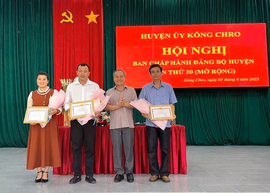 pho-bi-thu-thuong-truc-huyen-uy-tang-giay-khen-cua-btv-huyen-uy.jpg