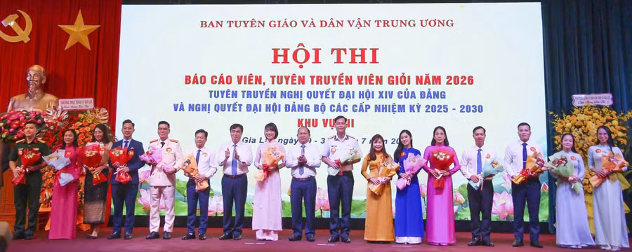 Đồng chí Phan Xuân Thủy - Phó Trưởng Ban Tuyên giáo và Dân vận Trung ương (thứ 7, bên trái) tặng hoa các thí sinh tham dự hội thi. Ảnh: Trọng Lợi