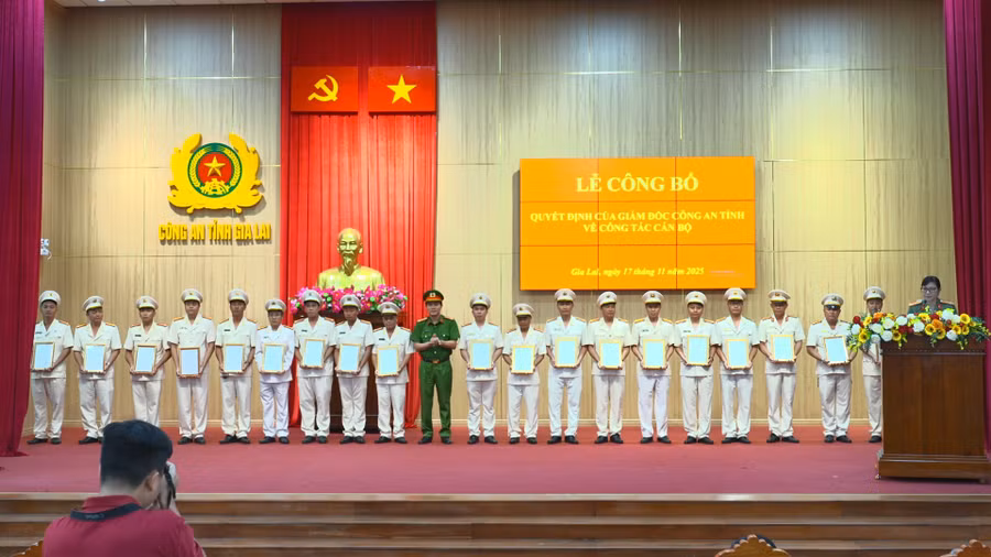 lanh-dao-cong-an-tinh-trao-quyet-dinh-dieu-dong-cho-cac-dong-chi-chi-huy-cap-doi-cong-an-cap-xa.jpg