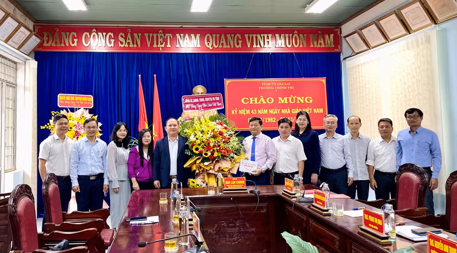 pho-bi-thu-thuong-truc-tinh-uy-rah-lan-chung-tang-lang-hoa-chuc-mung-tap-the-can-bo-giao-vien-cua-2-truong-nhan-ngay-nha-giao-viet-nam-20-11.jpg