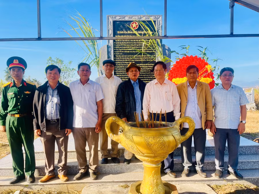 chung-toi-cung-chup-anh-luu-niem-sau-khi-dang-huong-hoa-len-cac-liet-si.jpg