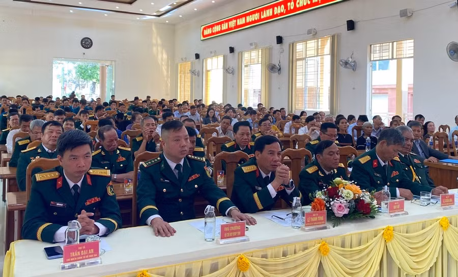 cac-dai-bieu-nguyen-la-can-bo-chi-huy-bch-quan-su-huyen-qua-cac-thoi-ky-du-buoi-gap-mat.jpg