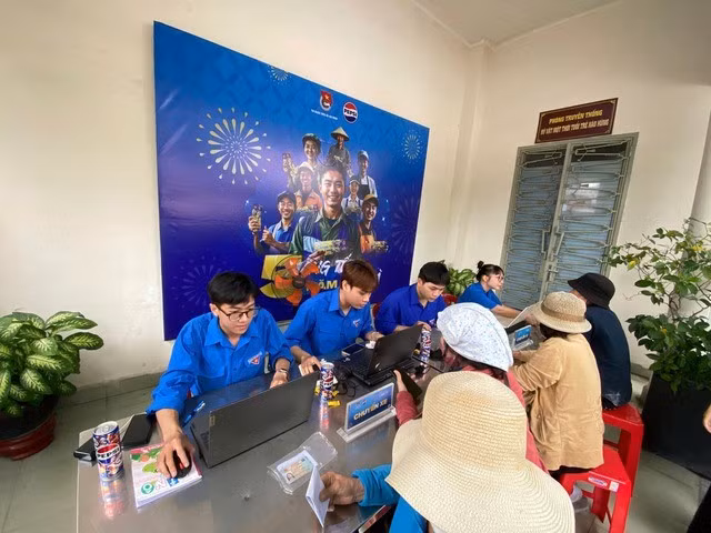Đoàn viên, thanh niên hỗ trợ sinh viên, công nhân, người lao động khó khăn đăng ký vé miễn phí
