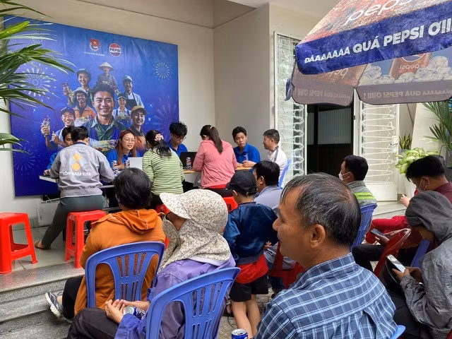 Rất đông người lao động tham gia đăng ký vé miễn phí về quê đón tết trong ngày đầu tiên