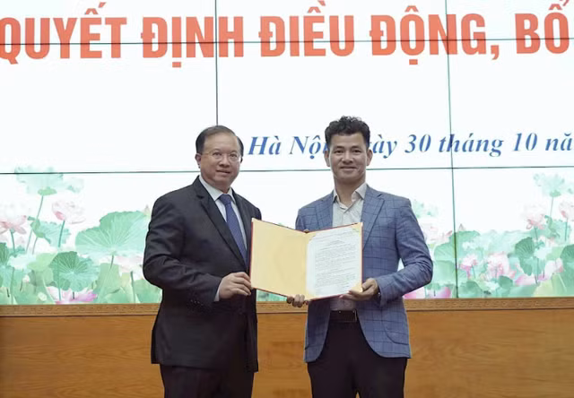 Thứ trưởng Bộ Văn hoá, Thể thao và Du lịch Tạ Quang Đông trao quyết định bổ nhiệm NSND Xuân Bắc, Giám đốc Nhà hát Kịch Việt Nam, làm Cục trưởng Cục Nghệ thuật biểu diễn