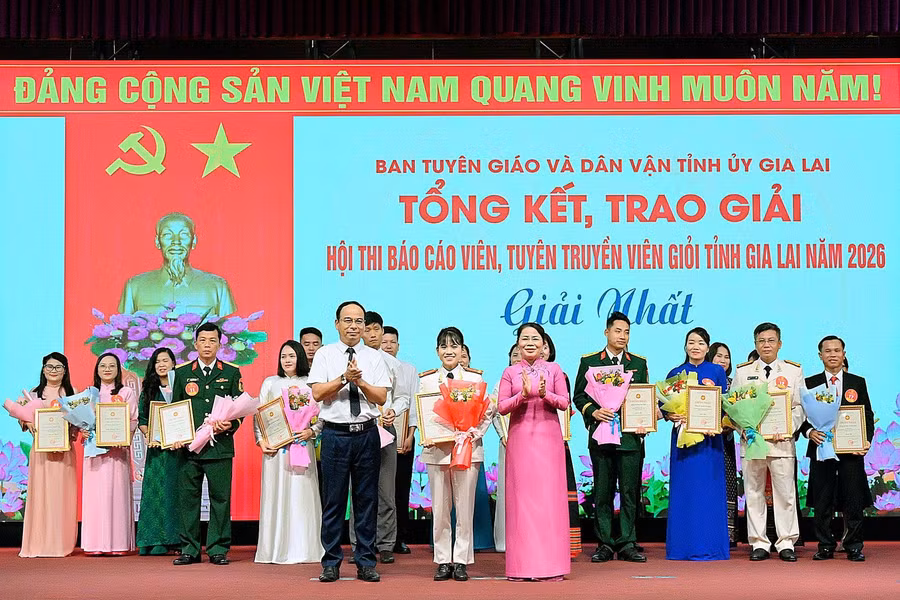 ban-to-chuc-trao-giai-nhat-hoi-thi.jpg