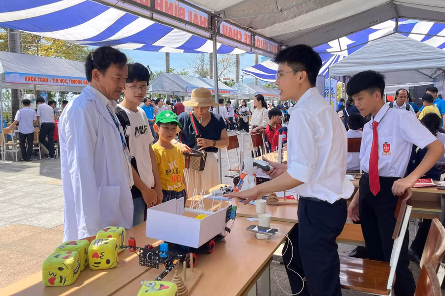 hoc-sinh-sinh-vien-co-them-nhieu-trai-nghiem-khoa-hoc-qua-ngay-hoi-toan-hoc-mo-gia-lai-mod-gia-lai-2026-tai-truong-dai-hoc-quy-nhon-anh-ho-diem.jpg