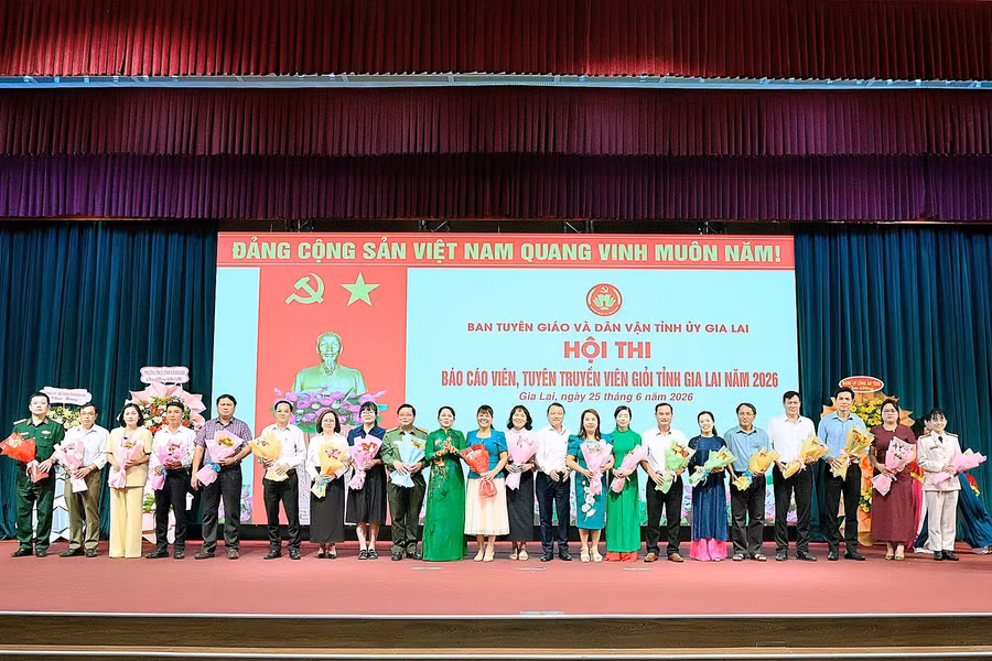 ban-to-chuc-hoi-thi-tang-hoa-cho-cac-dang-uy-co-thi-sinh-du-thi.jpg