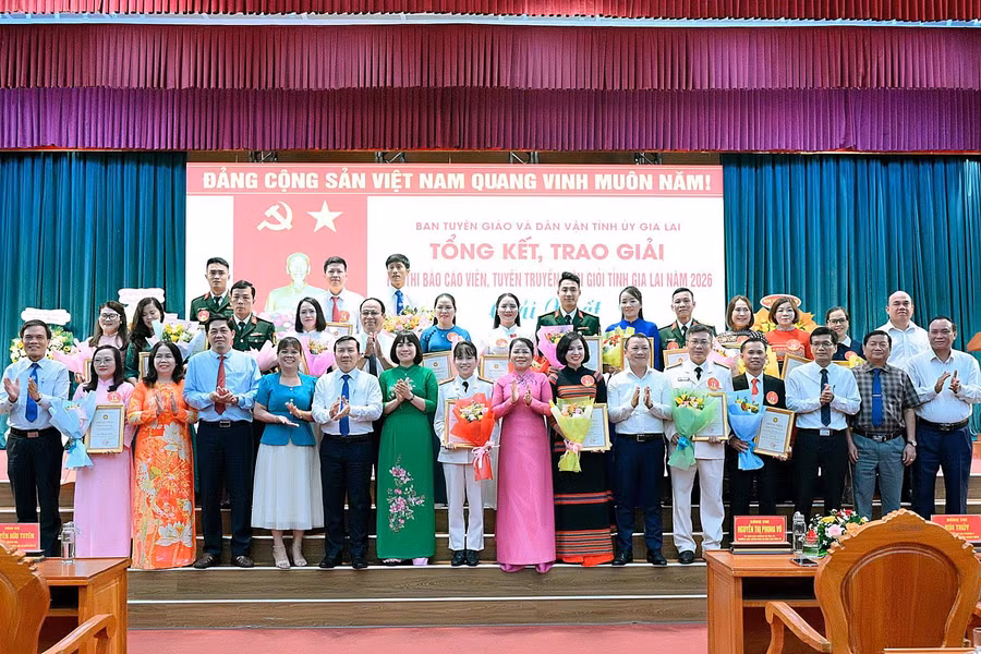 cac-dai-bieu-chup-anh-luu-niem-cung-thi-sinh.jpg