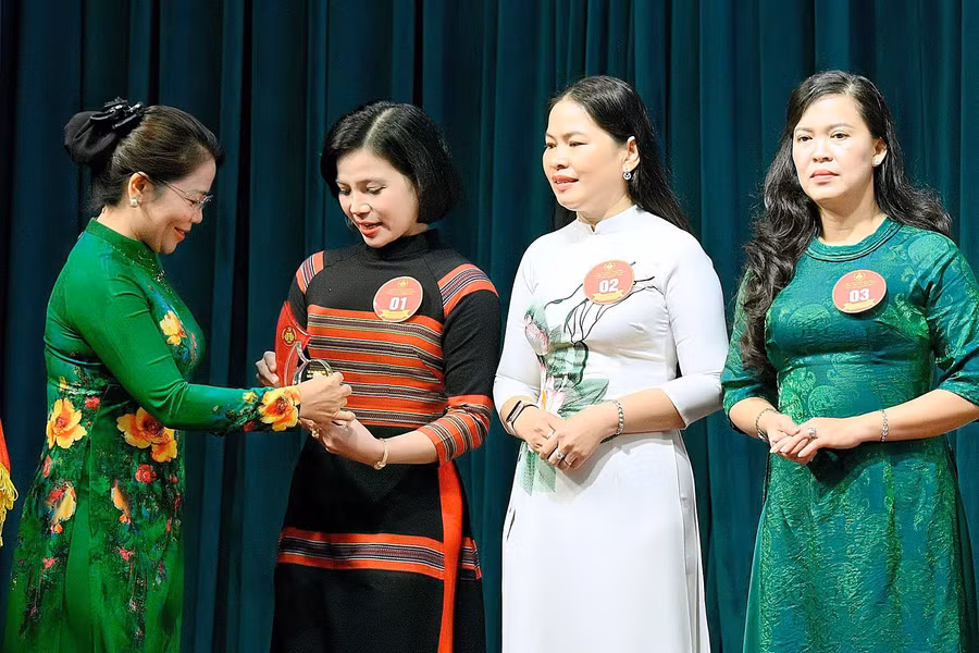 dong-chi-nguyen-thi-phong-vu-tang-bieu-trung-cho-cac-thi-sinh-tham-gia-hoi-thi.jpg