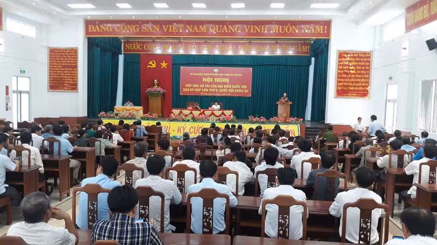 quang-canh-tiep-xuc-cu-tri.jpg