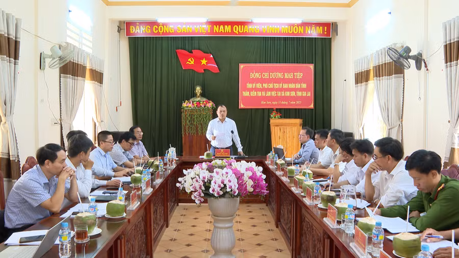 pho-chu-tich-ubnd-tinh-duong-mah-tiep-lam-viec-xa-kim-son.jpg