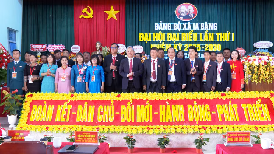 hinh-ban-chap-hanh-dang-bo.jpg