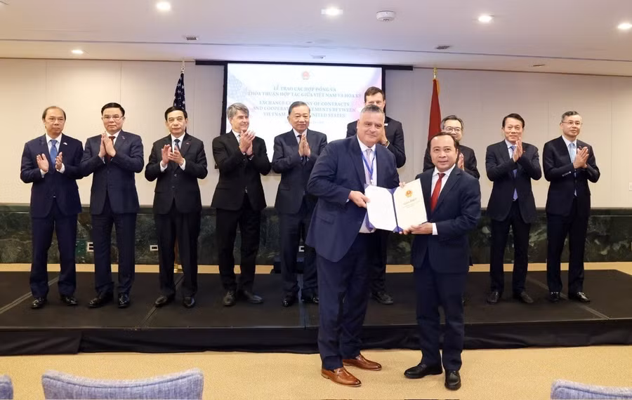 bo-truong-vu-hai-quan-trao-giay-phep-cho-dai-dien-amazon-kuiper-viet-nam-anh-mst.jpg