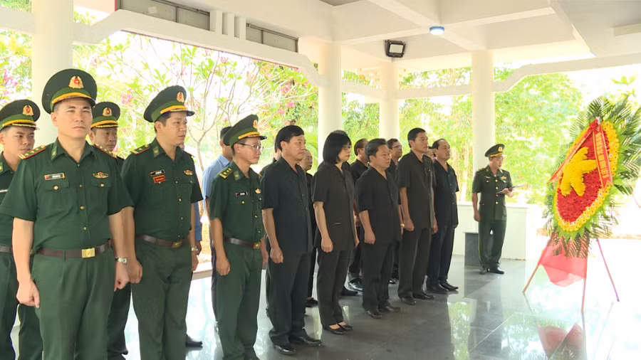 pho-chu-tich-ubnd-tinh-truong-ban-chuyen-trach-tinh-gia-lai-nguyen-thi-thanh-lich-dang-hoa-dang-huong-tuong-niem-cac-liet-sy-tai-dai-tuong-niem-liet-sy-don-bien-phong-cua-khau-quoc-te-le-thanh2.jpg