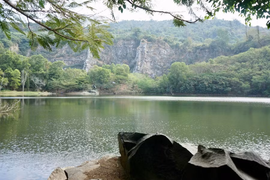 Điểm nhấn lớn nhất ở Ma Thiên Lãnh là hồ Núi Đá, nằm giữa thung lũng Ma Thiên Lãnh. Nhờ vị trí địa lý thuận lợi, hồ Núi Đá có khí hậu mát mẻ, trong lành quanh năm cùng với làn nước mát lạnh, xanh biếc như ngọc bích. Với khung cảnh thiên nhiên hùng vĩ và đầy chất thơ, hồ Núi Đá là một trong những điểm đến du lịch sinh thái và dã ngoại, cắm trại lý tưởng dành cho du khách mê khám phá