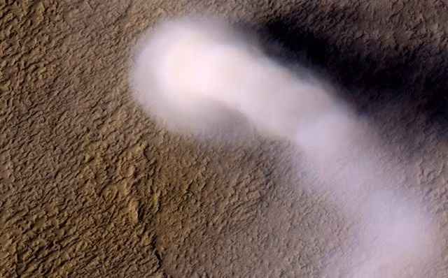 Một cơn lốc xoáy đầy bụi được MRO chụp trước đó - Ảnh: NASA