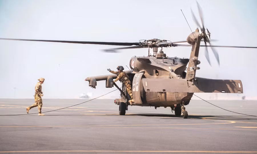 binh-si-my-huan-luyen-voi-truc-thang-uh-60m-tai-can-cu-buehring-o-kuwait-thang-82025-anh-us-army.jpg